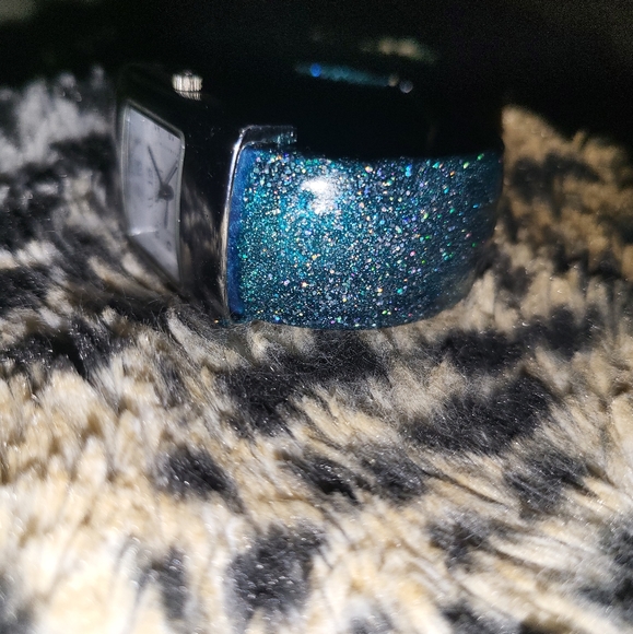 Vintage Gucci Cuff Watch - Picture 4 of 7